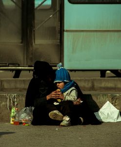 Imigrancka rodzina z dziećmi żyje na ulicy. Warszawskie służby pod lupą