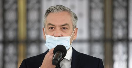 Biedroń oburzony. Uderza w rząd PiS