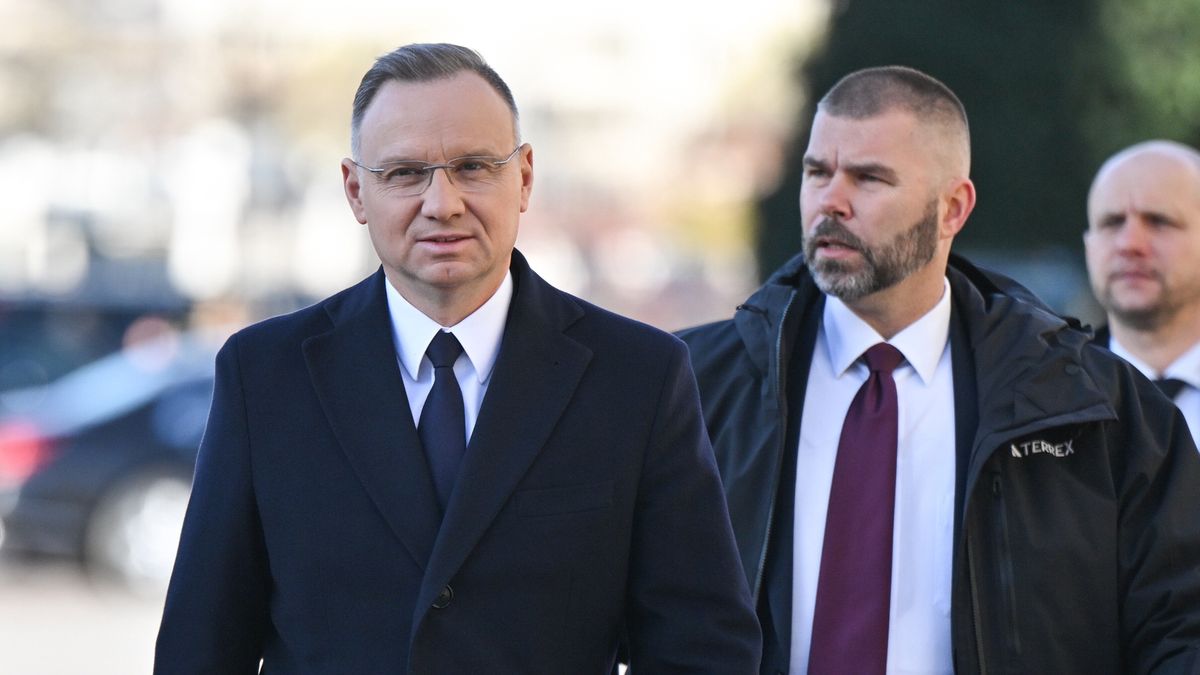 Kraków, 10.04.2025. Prezydent Andrzej Duda (L) w drodze do Krypty pod Wieżą Srebrnych Dzwonów na Wawelu, gdzie spoczywają Maria i Lech Kaczyńscy, 10 bm. 10 kwietnia br. przypada 15. rocznica katastrofy samolotu pod Smoleńskiem, w której zginęło 96 osób, w tym prezydent Lech Kaczyński i jego małżonka Maria. (mr) PAP/Art Service
