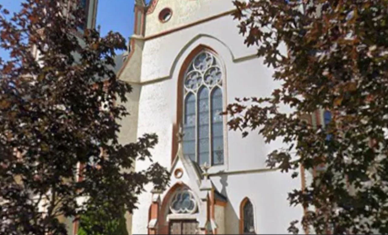 Proboszcz odwołany po oskarżeniach o molestowanie. Część wiernych protestuje