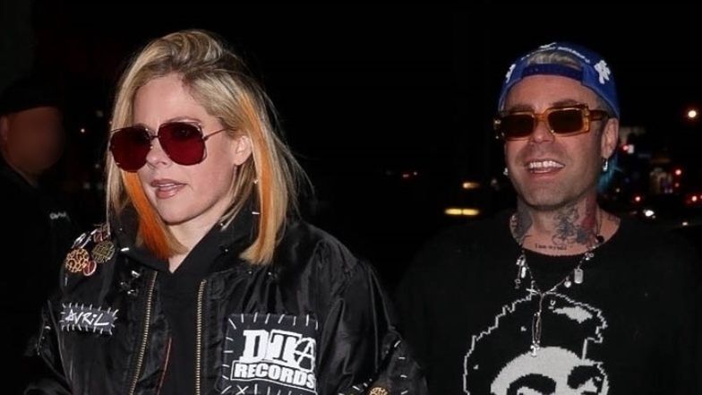 Avril Lavigne popija piwo w drodze na kolację z narzeczonym 