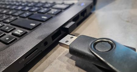 Chiński malware atakuje Windowsa. Rozprzestrzenia się przez porty USB