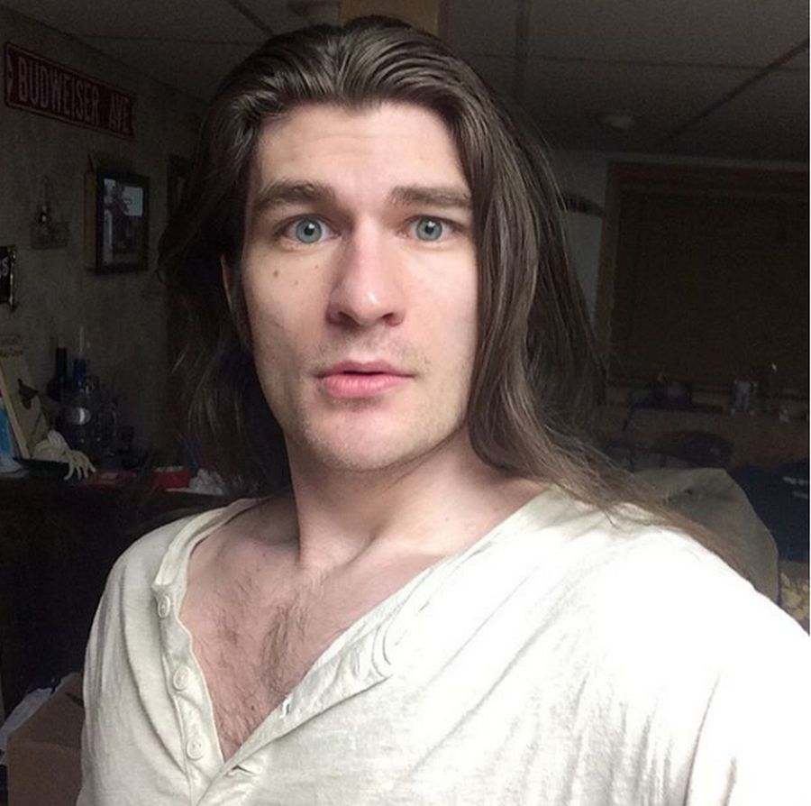 Mężczyzna wygląda jak książę z bajki Disneya