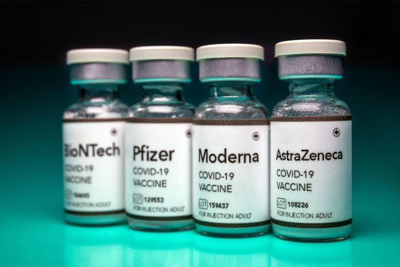 koronawirus szczepienie szczepionka covid fiolka fiolki szczepionki strzykawka astrazeneca astra zeneca pfizer moderna johnson