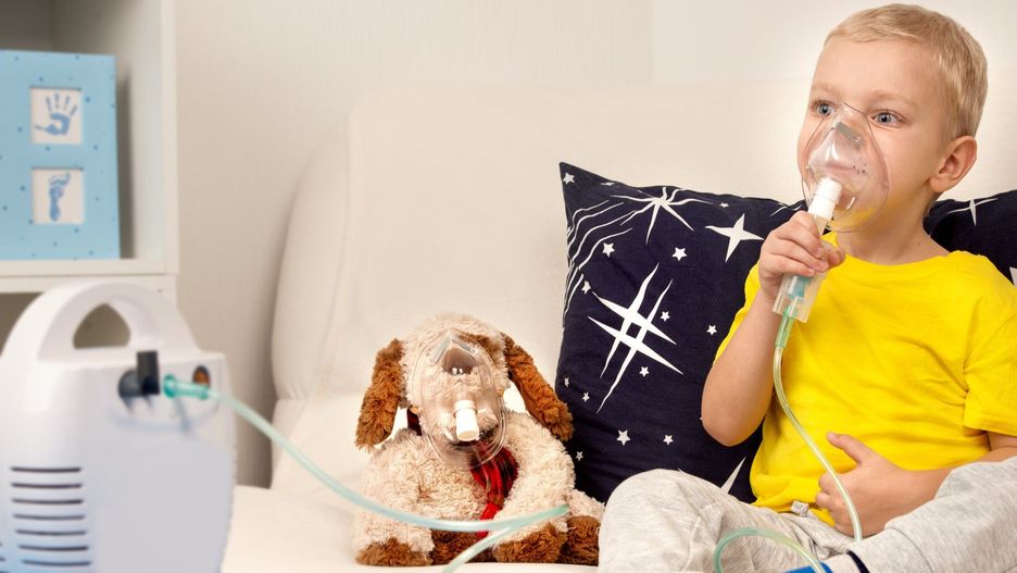 Sprawdź, czym jest sól fizjologiczna do inhalacji, jakie płyną korzyści z jej aplikowania oraz kto powinien zrezygnować z tej metody.