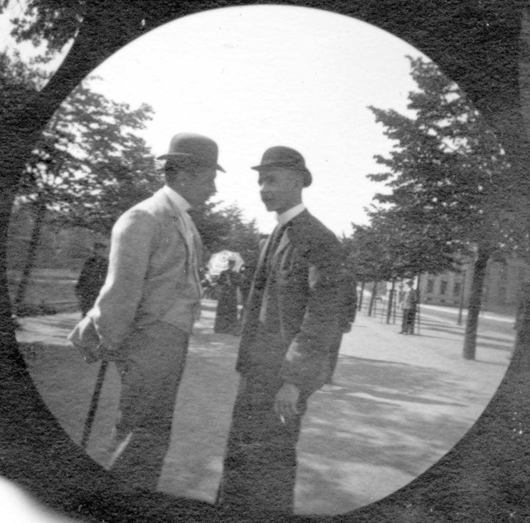 Carl Størmer robił zdjęcia z ukrycia w XIX wieku. Czy był pierwszym fotografem ulicznym? 14