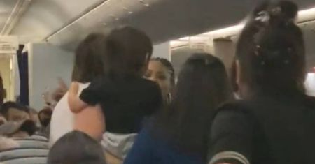 To był koszmar, a nie lot samolotem. Stewardessa trafiła do szpitala w Chicago