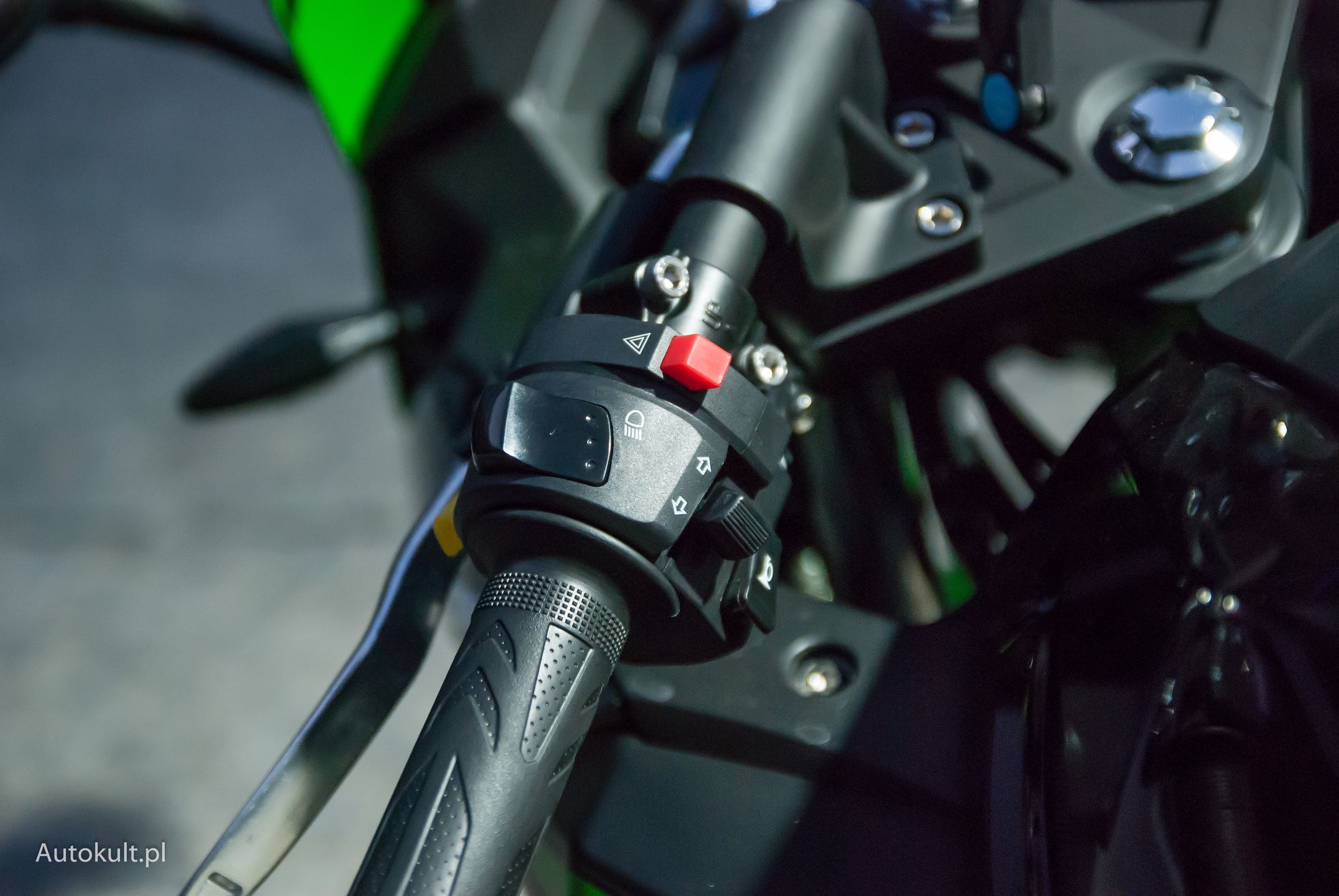 Przełączniki wyglądają na tanie, ale nic się nie zacina.