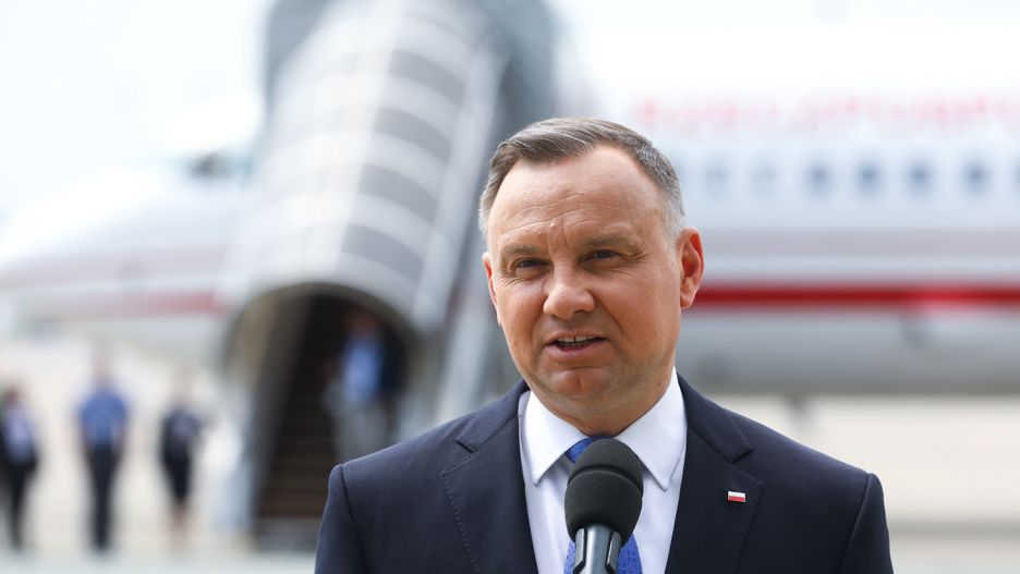 Warszawa, 28.06.2022. Prezydent RP Andrzej Duda podczas wypowiedzi dla mediów na lotnisku w Warszawie, przed wylotem na szczyt NATO w Madrycie, 28 bm. Tematem obrad będą działania Sojuszu w związku z inwazją Rosji na Ukrainę. (mr) PAP/Rafał Guz