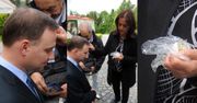 Nowy hit sieci: Andrzej Duda klęczy przed mistyczką, która naciera go "świętym łojem" (FOTO)