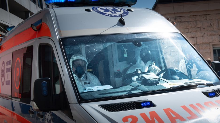 Warszawa. Pięciu ratowników medycznych zakażonych koronawirusem