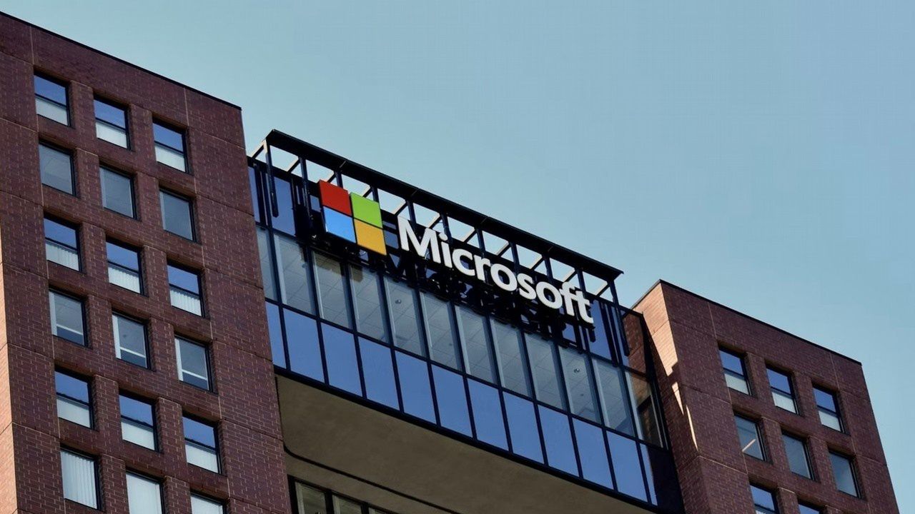 Microsoft właśnie dokonał jednej z największych inwestycji w swojej historii. I to nie w OpenAI, ale w "nieznaną" holenderską firmę