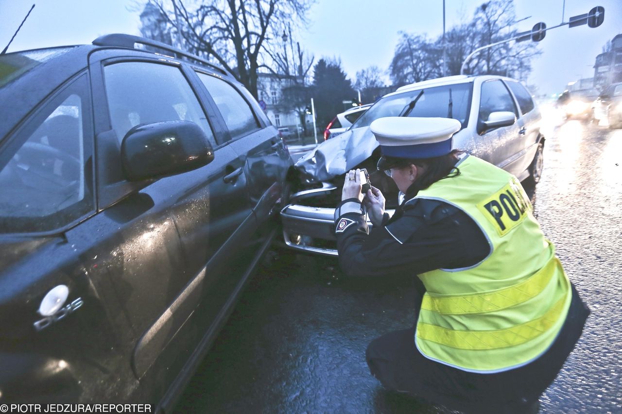 Policja na miejscu kolizji. Podpowiadamy, kiedy wzywać, a kiedy nie warto