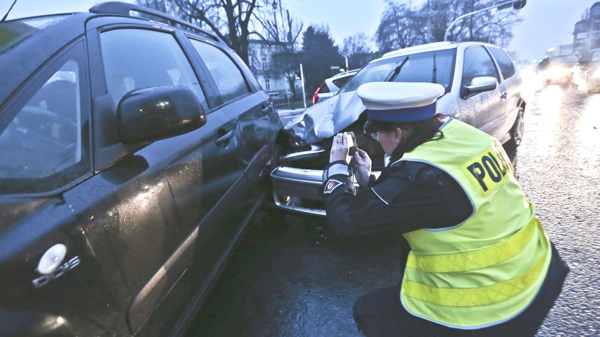 Policjant na miejscu zdarzenia drogowego ma jedną, niezaprzeczalną zaletę - jego notatka i udokumentowanie sprawy ma większą wartość niż oświadczenie sprawcy czy zeznania uczestników.