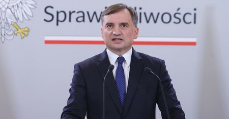 Ziobro monopolizuje więzienną telefonię. Przetarg w oparach absurdu