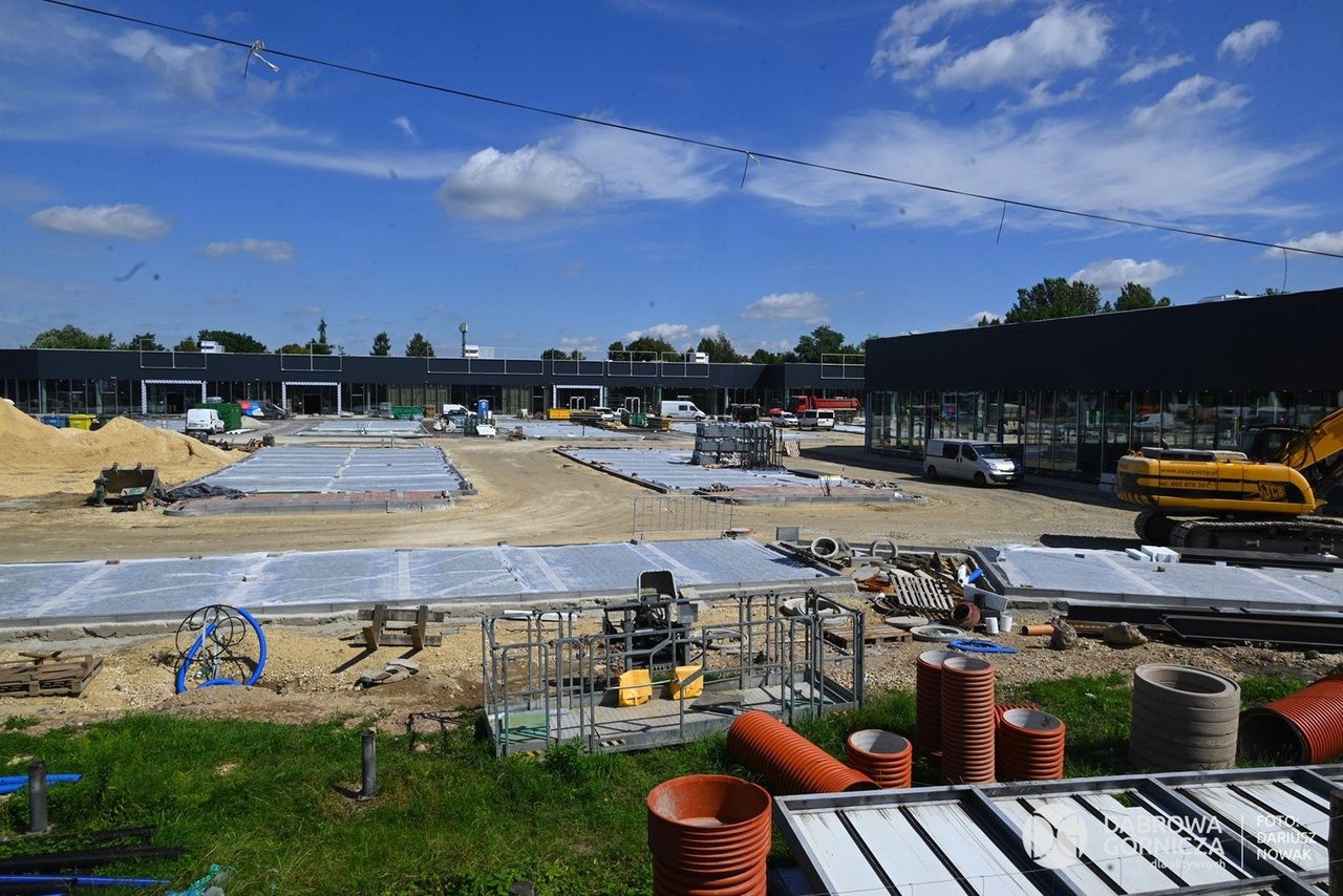 Dąbrowa Górnicza: Park handlowy S1 w rośnie w oczach. Finał prac coraz bliżej. Po dawnym Auchanie nie ma już śladu