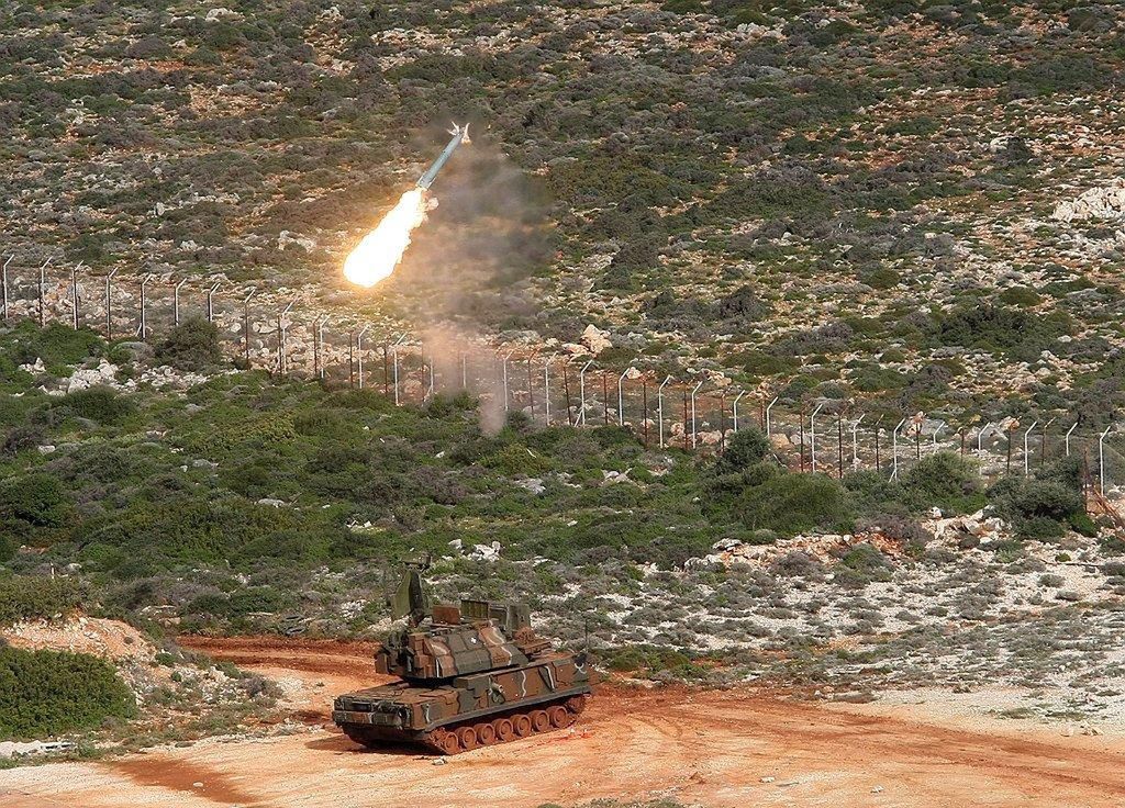 Grecki Tor-M1 podczas strzelania poligonowego. 