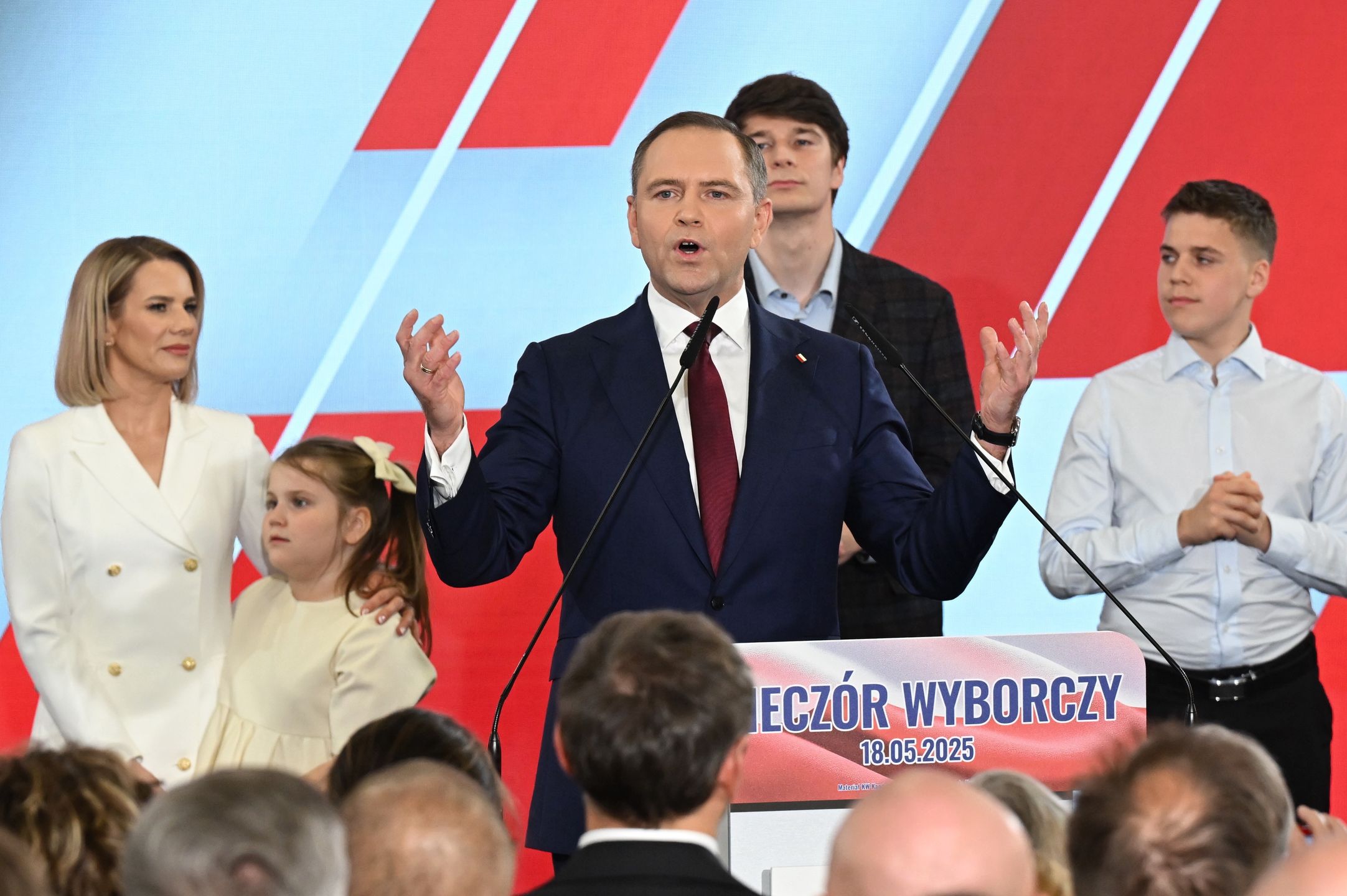 Gdańsk, 18.05.2025. Wybory prezydenta RP - I tura. Kandydat Komitetu Obywatelskiego, popierany przez Prawo i Sprawiedliwość prezes IPN Karol Nawrocki (C) z żoną Martą Nawrocką (L) w sztabie wyborczym w Gdańsku, 18 bm. Zakończyło się głosowanie w I turze wyborów prezydenta RP. (aldg) PAP/Adam Warżawa