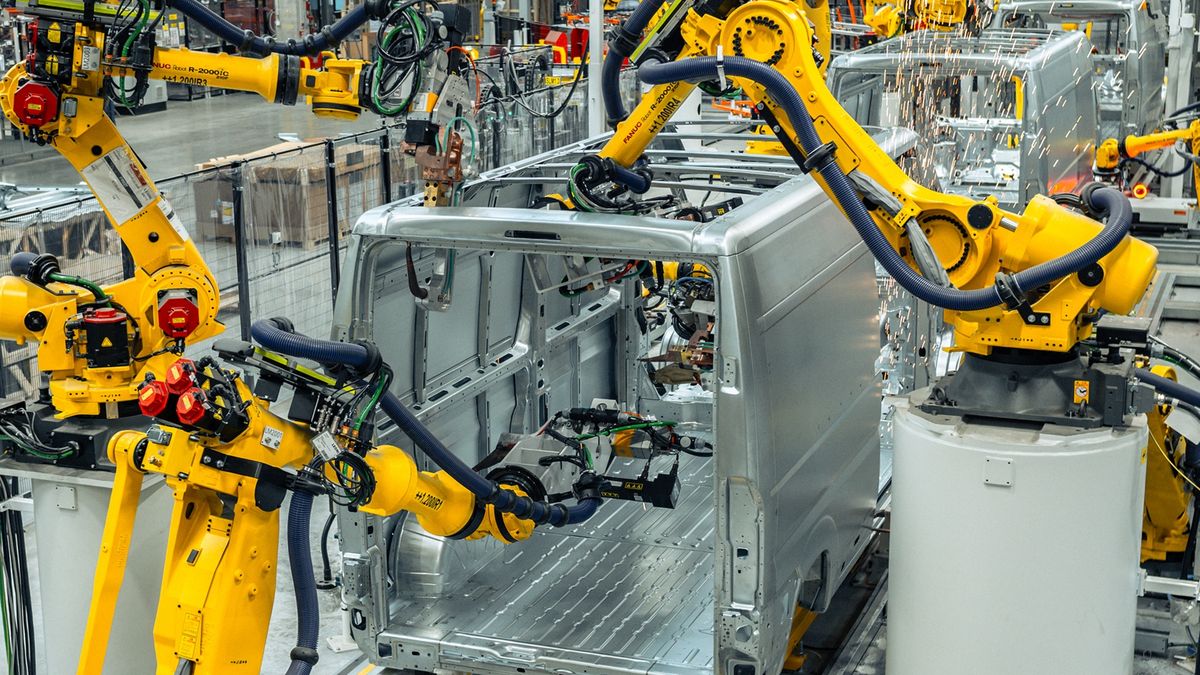 Na zdjęciu fabryka dużych samochodów dostawczych Stellantis w Gliwicach