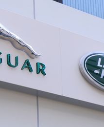 Sprzedaż samochodów w Polsce. Coraz więcej chętnych na luksusowe auta brytyjskie