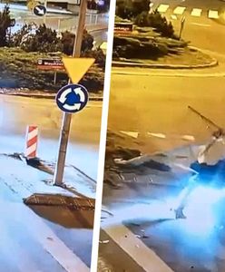 Dachowanie na rondzie. Kolejny kierowca "wpadł" w Wyszkowie