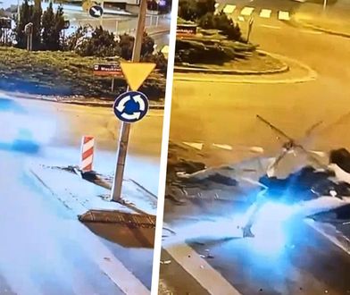 Dachowanie na rondzie. Kolejny kierowca "wpadł" w Wyszkowie