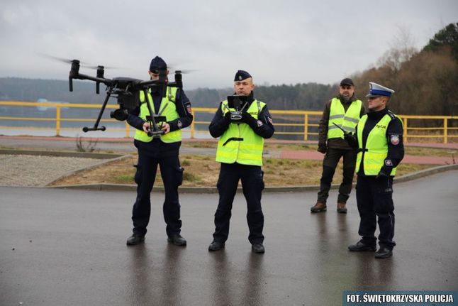 Start drona do patrolu (fot. Świętokrzyska Policja)