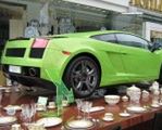Co robi Lamborghini Gallardo na stole?