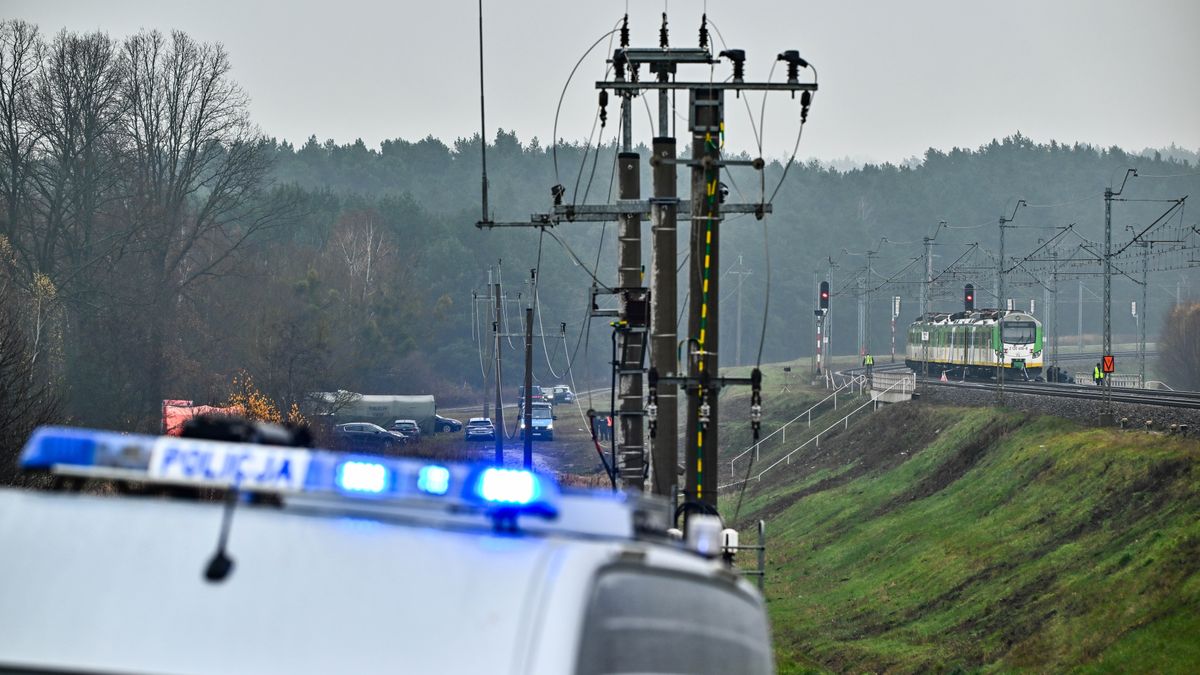 Mika (pow. garwoliński), 17.11.2025. Działania służb przy zniszczonym fragmencie torowiska na trasie Dęblin-Warszawa przy stacji kolejowej w okolicy miejscowości Mika, 17 bm. Premier Donald Tusk ogłosił, że doszło do aktu dywersji; eksplozja ładunku wybuchowego zniszczyła tor kolejowy. (amb) PAP/Przemysław Piątkowski ***Do tego materiału zdjęciowego dostępna jest również depesza w systemie CSI, pt.: Premier: na trasie Warszawa-Lublin (wieś Mika) doszło do aktu dywersji (krótka)***