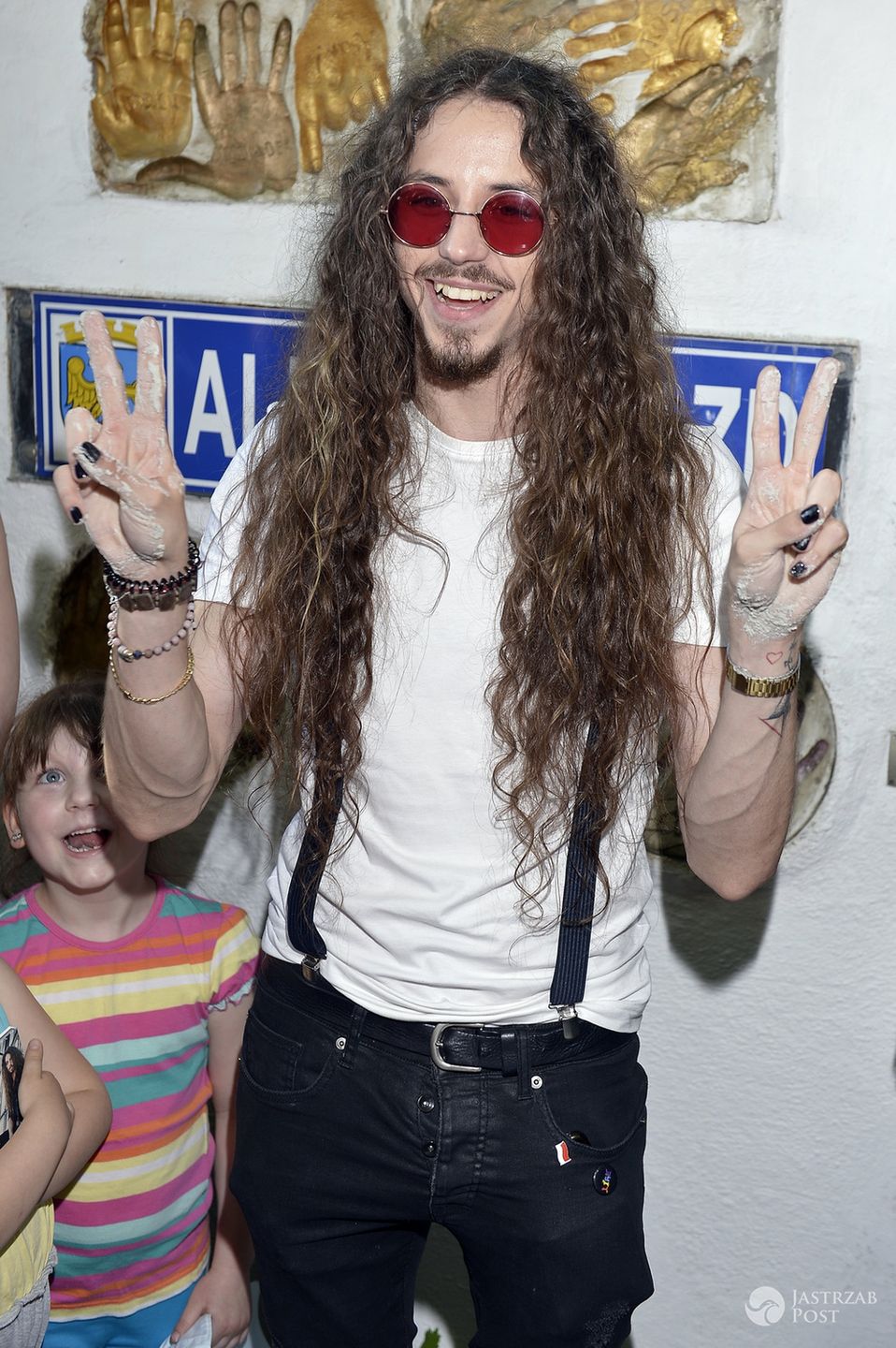Michał Szpak podczas festiwalu Opole 2016 odcisnął dłonie w Opolskiej Alei Gwiazd (fot. AKPA)