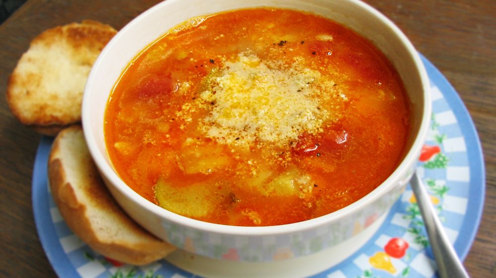 Włoska zupa warzywna (minestrone) przygotowana z dodatkiem wody 1:1