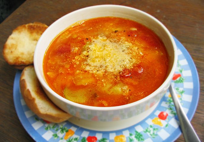 Włoska zupa warzywna (minestrone) przygotowana z dodatkiem wody 1:1