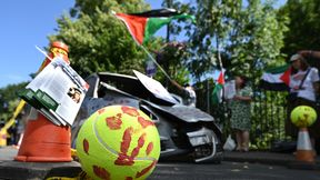 Ostrzelany samochód, krew na piłkach. Sceny przed Wimbledonem