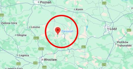 Samochód uderzony przez dwa pociągi. Groźny wypadek w Wielkopolsce