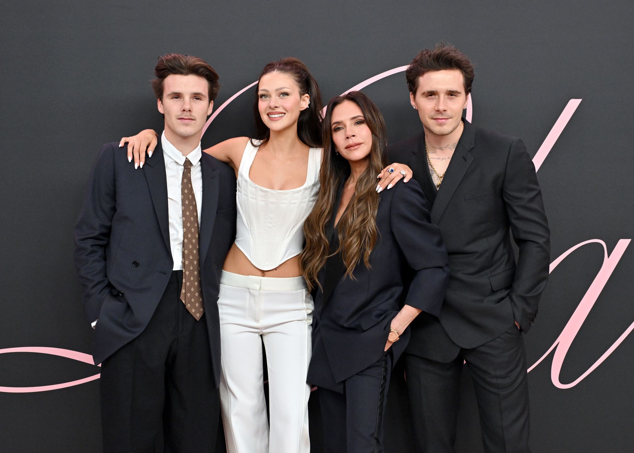 Cruz Beckham, Nicola Peltz, Victoria Beckham i Brooklyn Beckham