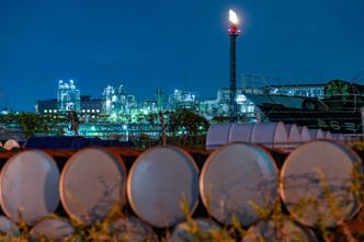 Ceny ropy w dół. Ale w każdej chwili mogą przebić kluczową granicę. Przez konflikt w Izraelu