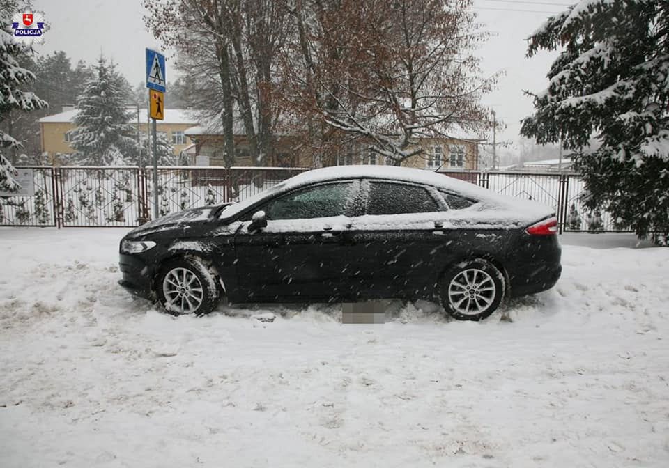 Pod szkołą potrąciło ją auto, przejechał po niej kolejny pojazd. 14-latka walczy o życie