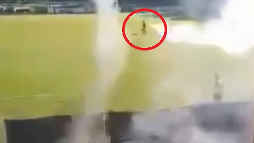 Zdjęcie okładkowe artykułu: Twitter /  / Moment, w którym wystrzelona z rakietnicy raca ląduje tuż obok Zlatana Alomerovicia
