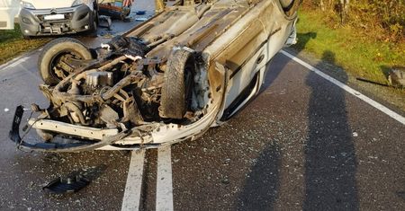 Młody kierowca otarł się o śmierć. Uderzył w pojazd służby drogowej