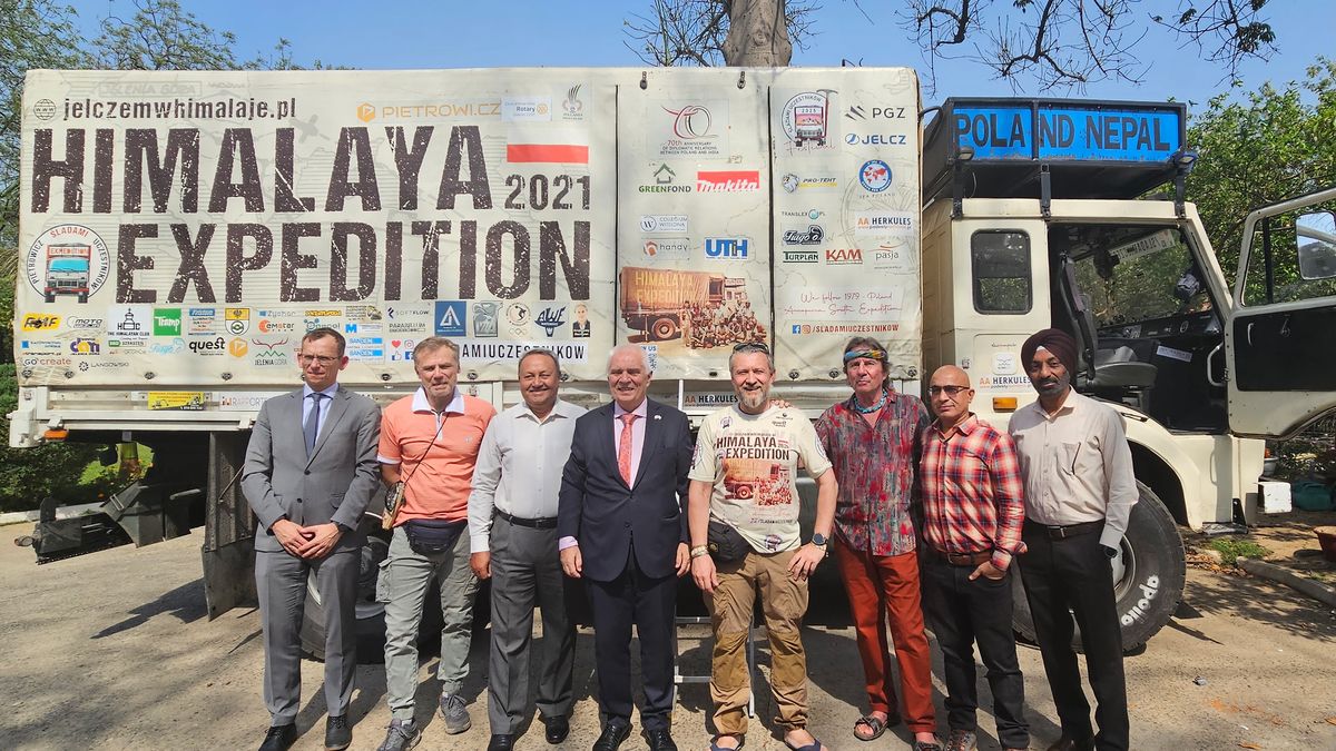 Materiały prasowe / Śladami uczestników / Na zdjęciu: uczestnicy wyprawy Jelczem w Himalaje