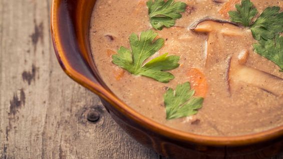 Zupa grzybowa z bulionem wołowym przygotowana z dodatkiem wody 1:1