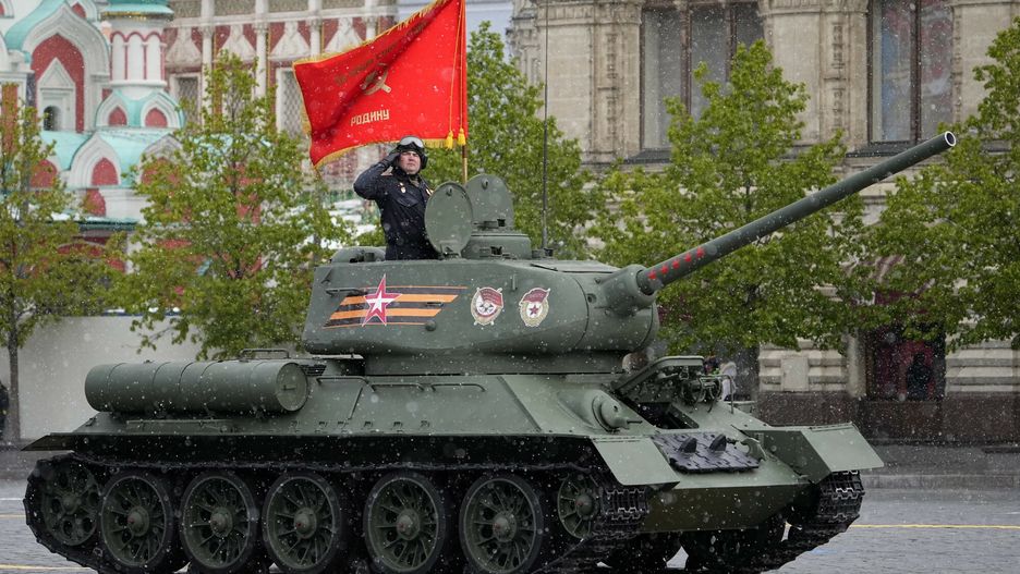 Czołg T-34 na paradzie z okazji Dnia Zwycięstwa