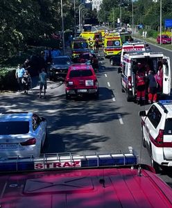 Wypadek w Warszawie. Auto uderzyło w przystanek, zmarła kolejna osoba