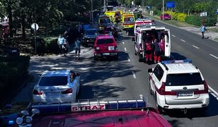 Wypadek w Warszawie. Auto uderzyło w przystanek, zmarła kolejna osoba