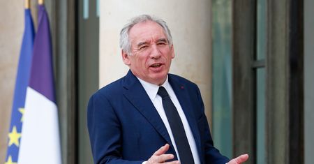 Francji grozi chaos. Premier stawia wszystko na jedną kartę