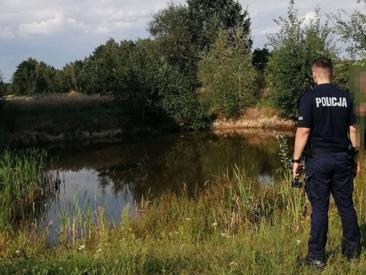 Dramat trzylatka. Dziecko wpadło do sadzawki