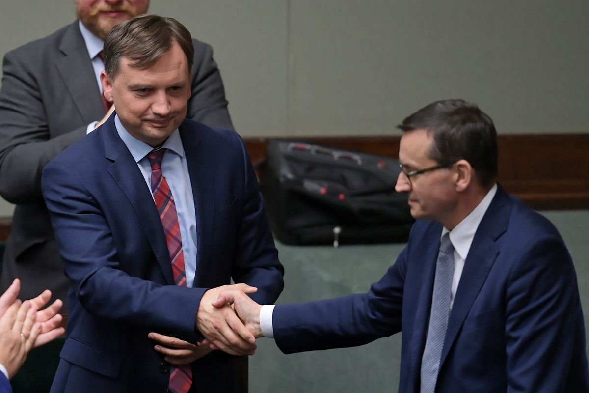 Morawiecki gratuluje Ziobrze po odrzuceniu przez Sejm wotum nieufności wobec ministra sprawiedliwości.