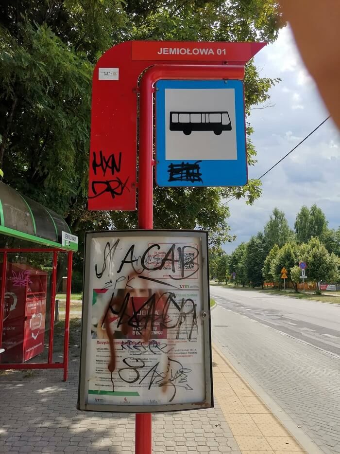 zdewastowany przystanek jemiolowa 01