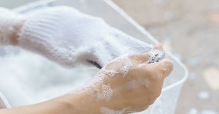Genialna "bomba wybielająca". Po godzinie ubrania będą śnieżnobiałe