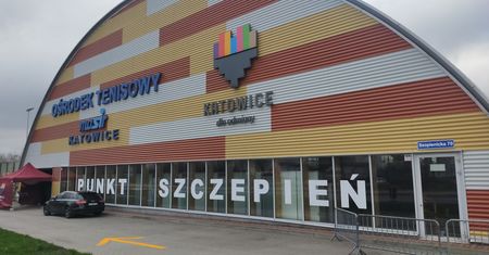 Masowy punkt szczepień w Katowicach gotowy. Powstał na kortach w Janowie